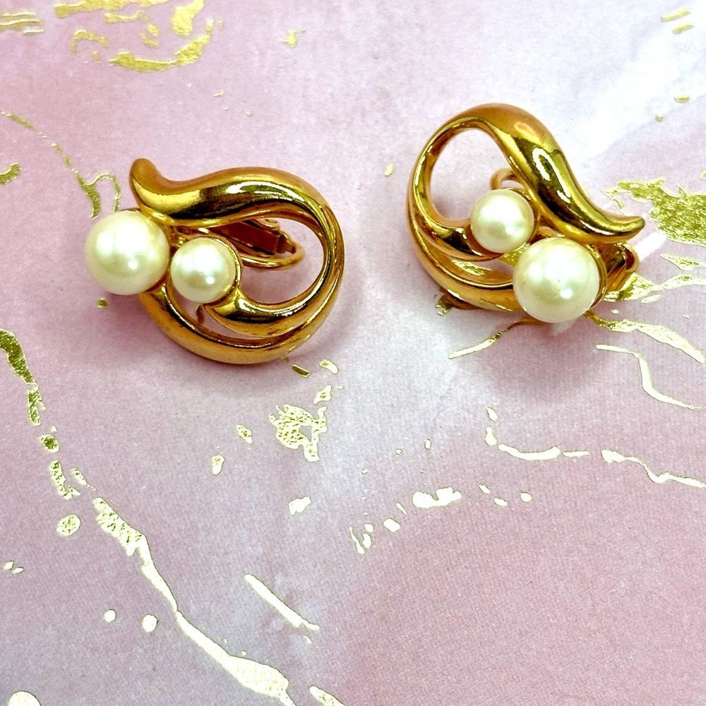 Avon Women's Vintage Goldtone Swirl Faux Pearl Clip on Earrings - Picture 4 of 5